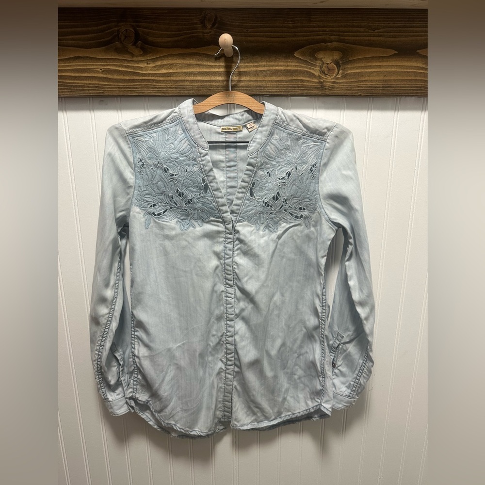 Holding Horses Light Wash Button-Up Denim
chambray cut out embroidered Shirt XS